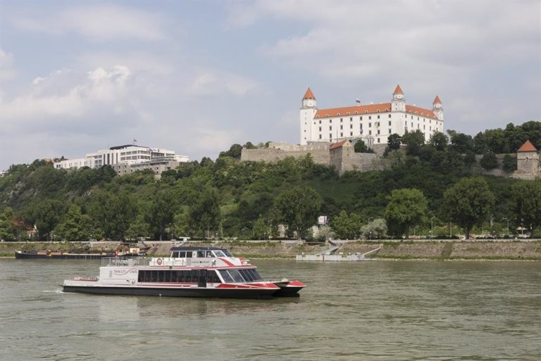 Twin City Liner – exciting journey with high-speed catamaran