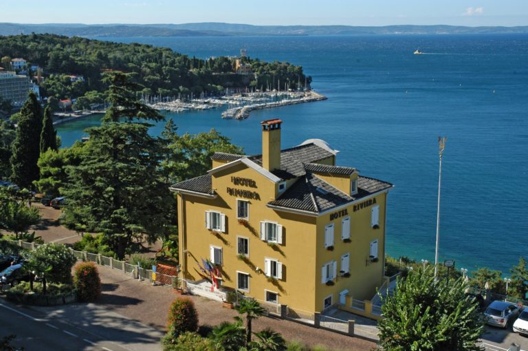 HIDDEN GUEST – Hotel Riviera & Maximilian’s
