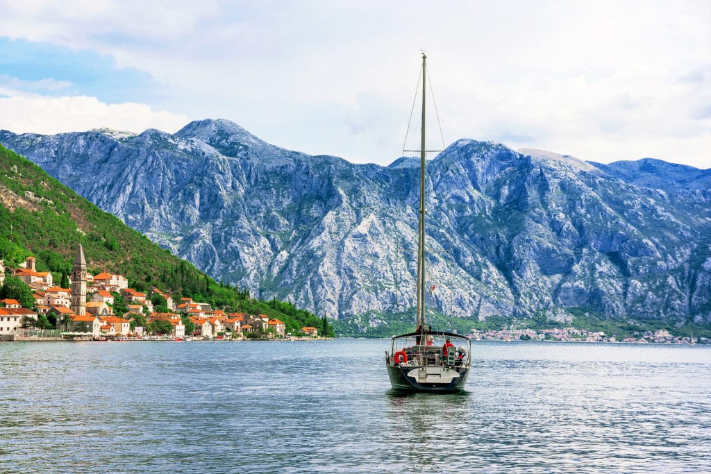 boat-sailing-medi-kompas