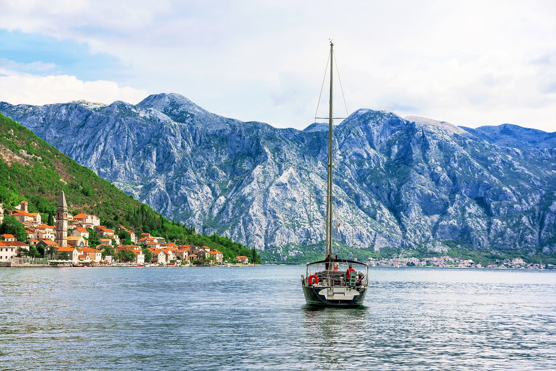 boat-sailing-medi-kompas