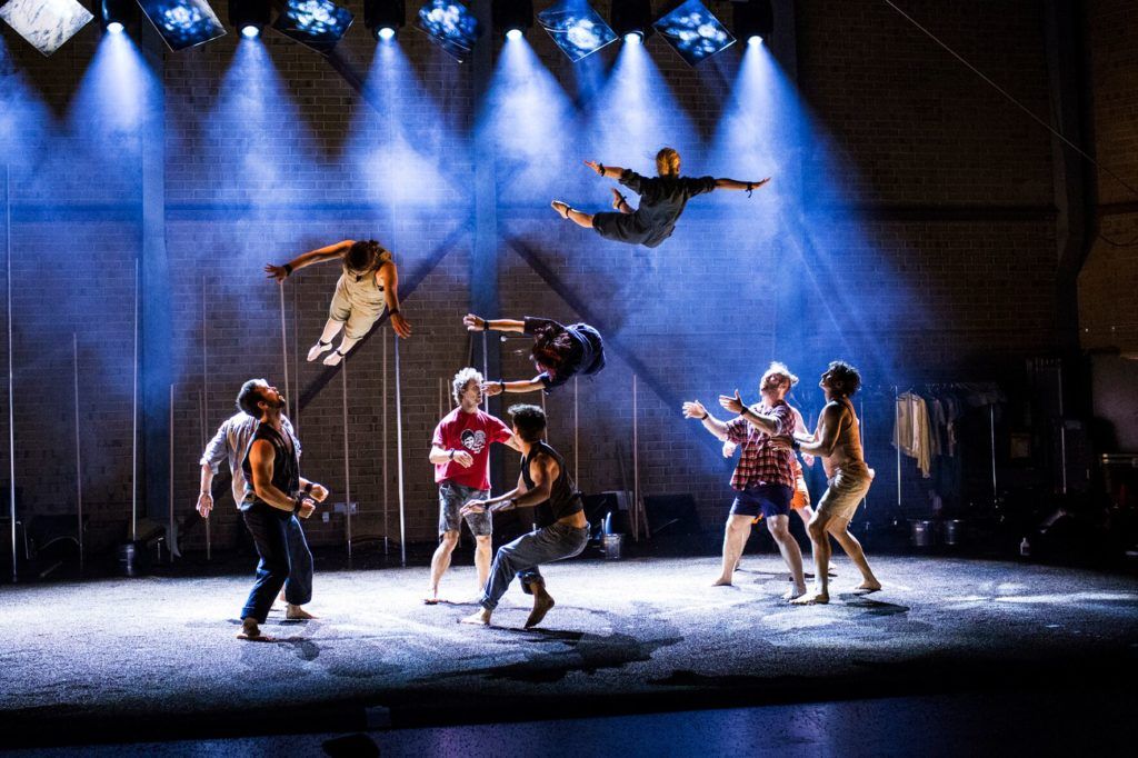 cirque_noel_gravity _and_other_myths