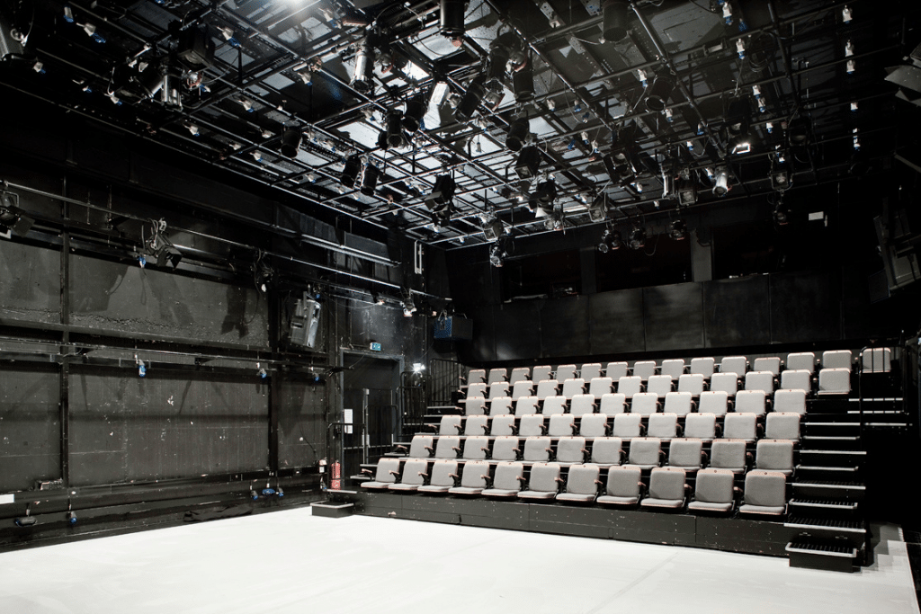 dusa_pockaj_hall